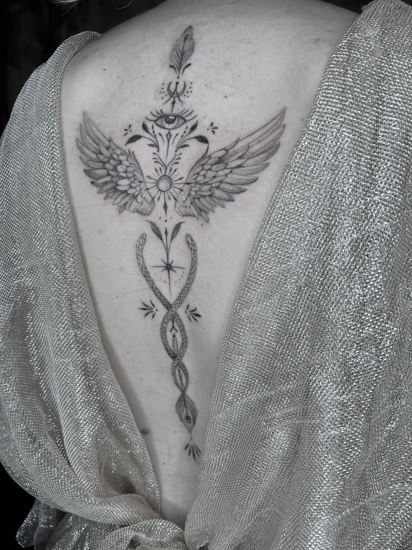 Tatouage fine line 3 par Lilou Mommers à Bordeaux