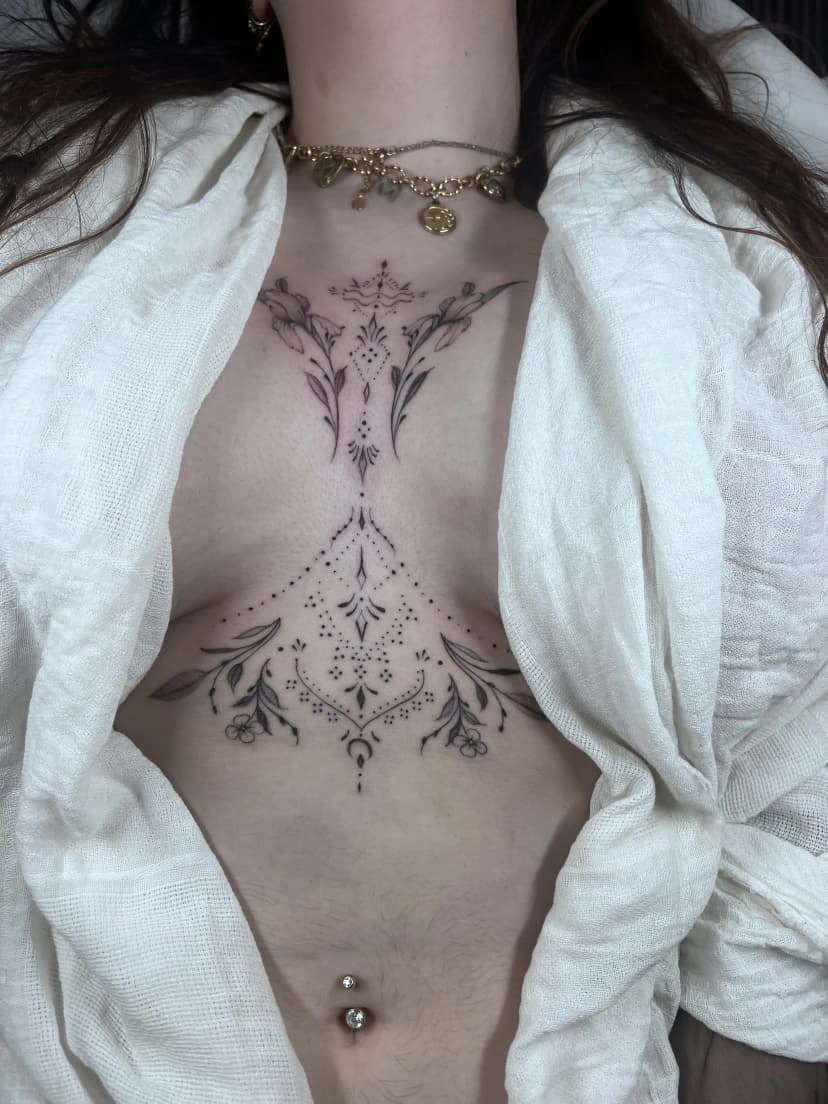 Tatouage fine line 5 par Lilou Mommers à Bordeaux