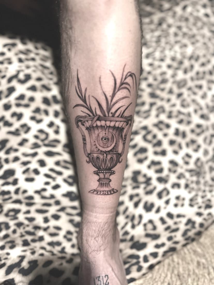 Tatouage fine line 6 par Lilou Mommers à Bordeaux