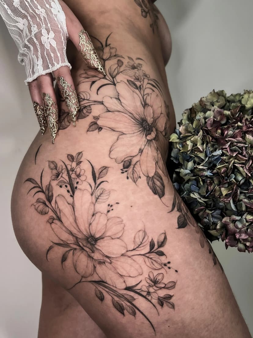 Tatouage floral 2 par Lilou Mommers à Bordeaux