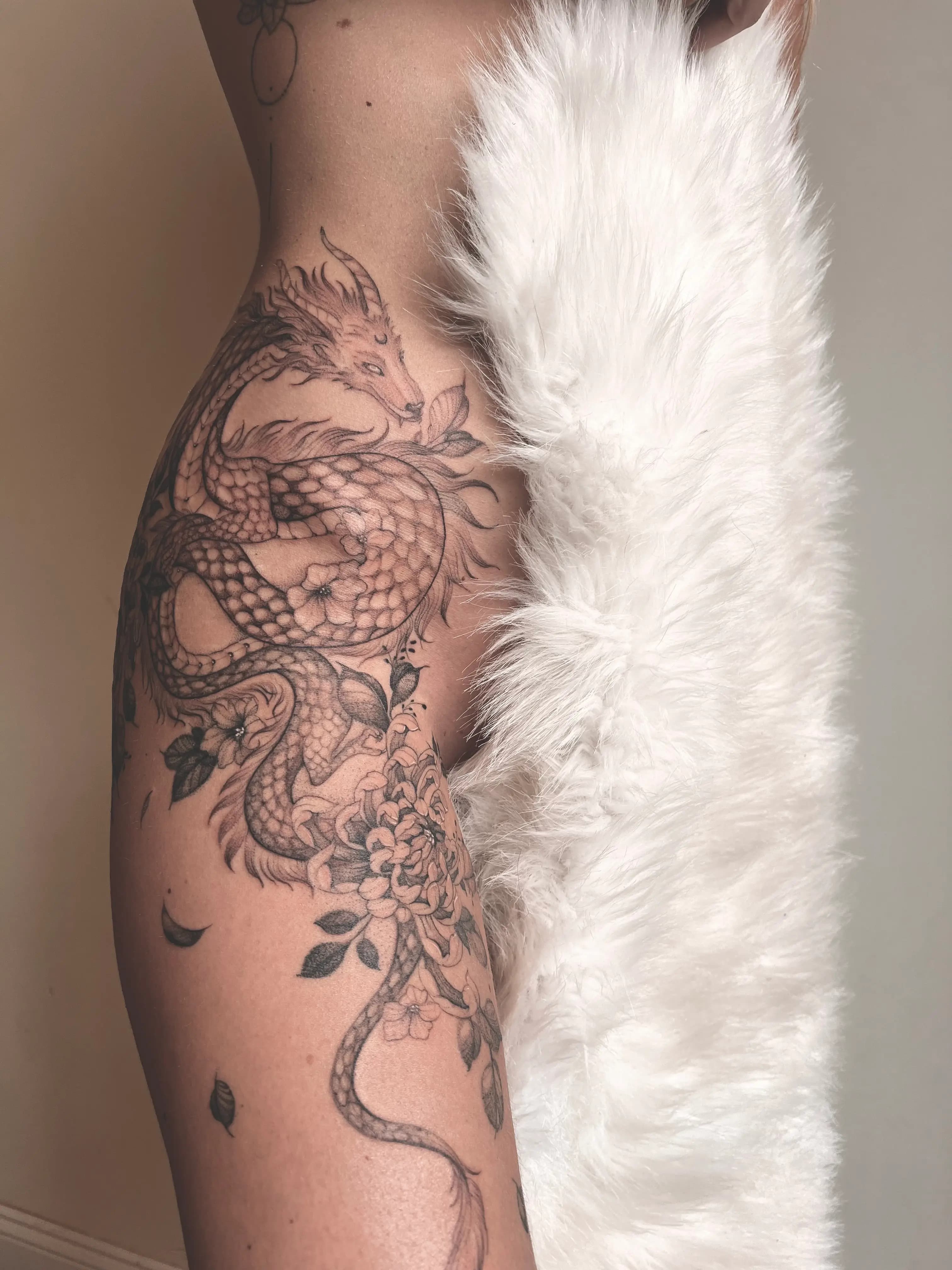 Tatouage Lotus Doré — Lilou Mommers Bordeaux