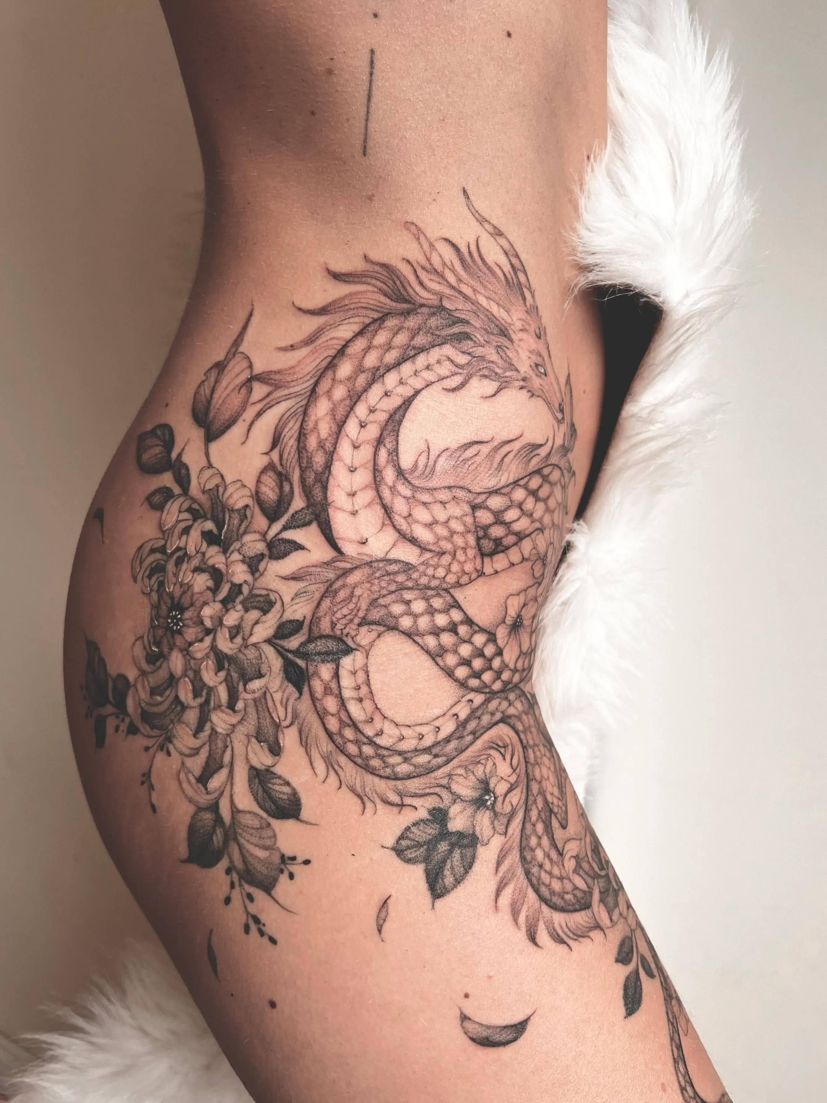 Tatouage Hanche — Lilou Mommers Bordeaux